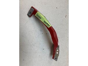 Gebruikte Schermdrager links-voor Volkswagen Up! (121) 1.0 12V 60 Prijs € 15,00 Margeregeling aangeboden door Autodemontage van de Laar