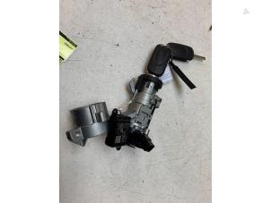 Gebruikte Kontaktslot + Sleutel Opel Karl 1.0 12V Prijs € 50,00 Margeregeling aangeboden door Autodemontage van de Laar