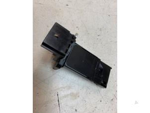 Gebruikte Luchthoeveelheidsmeter Opel Karl 1.0 12V Prijs € 25,00 Margeregeling aangeboden door Autodemontage van de Laar