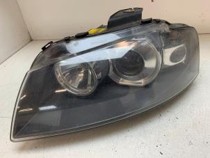 Gebruikte Linker Koplamp Audi A3 Sportback (8PA) 2.0 TDI 16V Prijs € 200,00 Margeregeling aangeboden door Autodemontage van de Laar