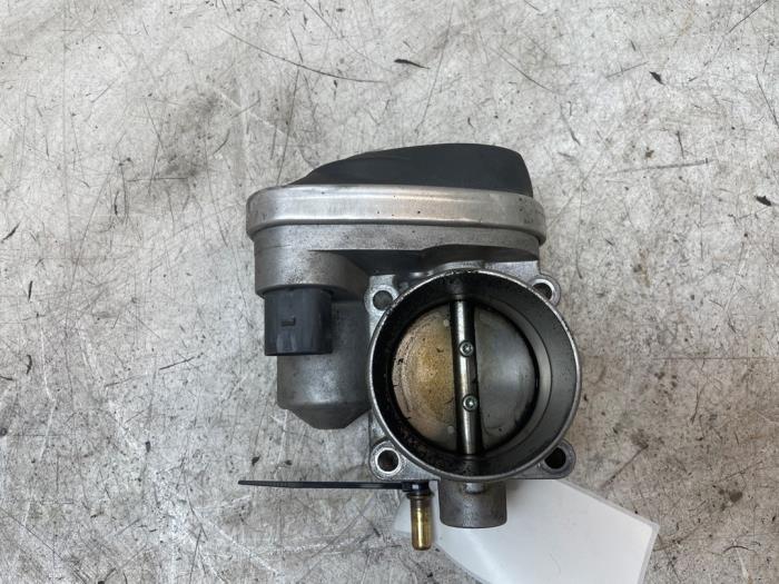 Gebruikte Gasklephuis Renault Scénic III (JZ) 1.6 16V Prijs € 50,00 Margeregeling aangeboden door Autodemontage van de Laar