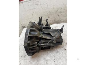 Gebruikte Versnellingsbak Renault Clio III (BR/CR) 1.4 16V Prijs € 300,00 Margeregeling aangeboden door Autodemontage van de Laar