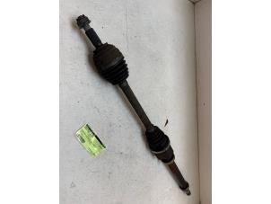 Gebruikte Aandrijfas rechts-voor Renault Clio III (BR/CR) 1.4 16V Prijs € 50,00 Margeregeling aangeboden door Autodemontage van de Laar