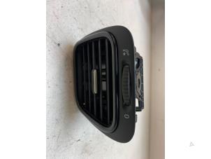 Gebruikte Luchtrooster Dashboard Volkswagen Scirocco (137/13AD) 1.4 TSI 122 16V Prijs € 15,00 Margeregeling aangeboden door Autodemontage van de Laar