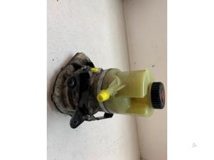 Gebruikte Servopomp Renault Trafic (1FL/2FL/3FL/4FL) 2.0 dCi 16V 120 Prijs € 250,00 Margeregeling aangeboden door Autodemontage van de Laar