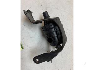 Gebruikte Extra waterpomp Renault Trafic (1FL/2FL/3FL/4FL) 2.0 dCi 16V 120 Prijs € 60,00 Margeregeling aangeboden door Autodemontage van de Laar