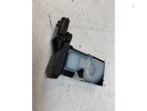 Gebruikte Luchtmassameter Renault Trafic (1FL/2FL/3FL/4FL) 2.0 dCi 16V 120 Prijs € 40,00 Margeregeling aangeboden door Autodemontage van de Laar