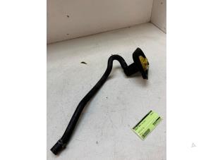 Gebruikte Vulpijp olie Renault Trafic (1FL/2FL/3FL/4FL) 2.0 dCi 16V 120 Prijs € 25,00 Margeregeling aangeboden door Autodemontage van de Laar