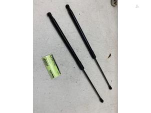 Gebruikte Set Gasdempers Achterklep Renault Megane IV Estate (RFBK) 1.5 Energy dCi 110 Prijs € 30,00 Margeregeling aangeboden door Autodemontage van de Laar