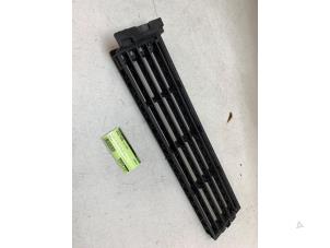 Gebruikte Luchtgeleider Renault Megane IV Estate (RFBK) 1.5 Energy dCi 110 Prijs € 175,00 Margeregeling aangeboden door Autodemontage van de Laar