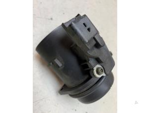 Gebruikte Luchtmassameter Peugeot Partner (GC/GF/GG/GJ/GK) 1.6 HDI 75 Phase 2 Prijs € 30,00 Margeregeling aangeboden door Autodemontage van de Laar