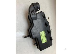 Gebruikte Luchtfilterhuis Peugeot Partner Tepee (7A/B/C/D/E/F/G/J/P/S) 1.6 HDiF 90 16V Phase 1 Prijs € 50,00 Margeregeling aangeboden door Autodemontage van de Laar