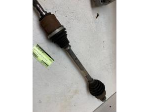 Gebruikte Aandrijfas links-voor Opel Corsa D 1.2 16V Prijs € 50,00 Margeregeling aangeboden door Autodemontage van de Laar
