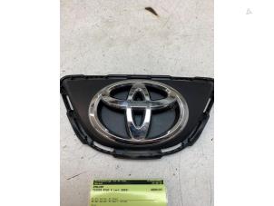 Gebruikte Embleem Toyota Aygo X 1.0 12V VVT-i Prijs € 40,00 Margeregeling aangeboden door Autodemontage van de Laar