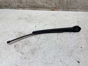 Gebruikte Ruitenwisserarm achter Volkswagen Tiguan (AD1) 1.5 TSI 16V Evo BlueMotion Technology Prijs € 20,00 Margeregeling aangeboden door Autodemontage van de Laar
