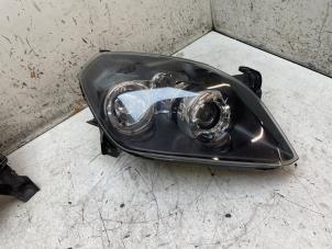 Gebruikte Koplamp rechts Opel Tigra Twin Top 1.8 16V Prijs € 70,00 Margeregeling aangeboden door Autodemontage van de Laar