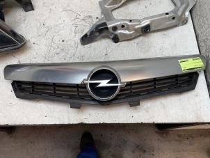 Gebruikte Grille Opel Tigra Twin Top 1.8 16V Prijs € 70,00 Margeregeling aangeboden door Autodemontage van de Laar