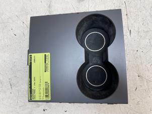 Gebruikte Bekerhouder Tesla Model Y (5YJY) Long Range,Performance Prijs € 30,25 Inclusief btw aangeboden door Autodemontage van de Laar