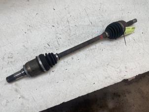 Gebruikte Aandrijfas links-voor Mitsubishi Space Star (A0) 1.2 12V Prijs € 100,00 Margeregeling aangeboden door Autodemontage van de Laar