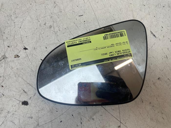 Spiegelglas links van een Toyota Yaris III (P13) 1.33 16V Dual VVT-I 2012