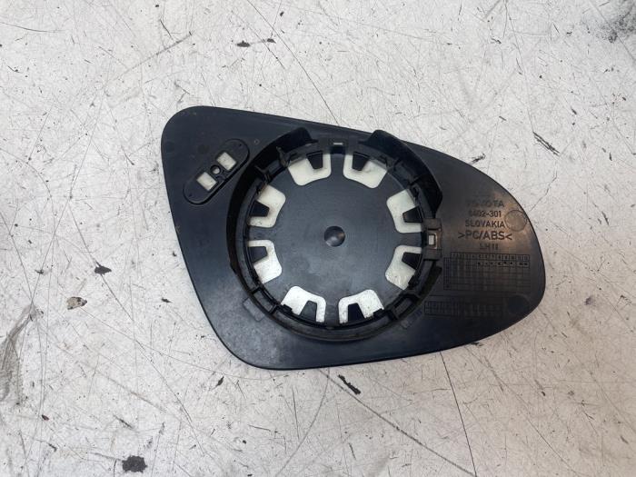 Spiegelglas links van een Toyota Yaris III (P13) 1.33 16V Dual VVT-I 2012