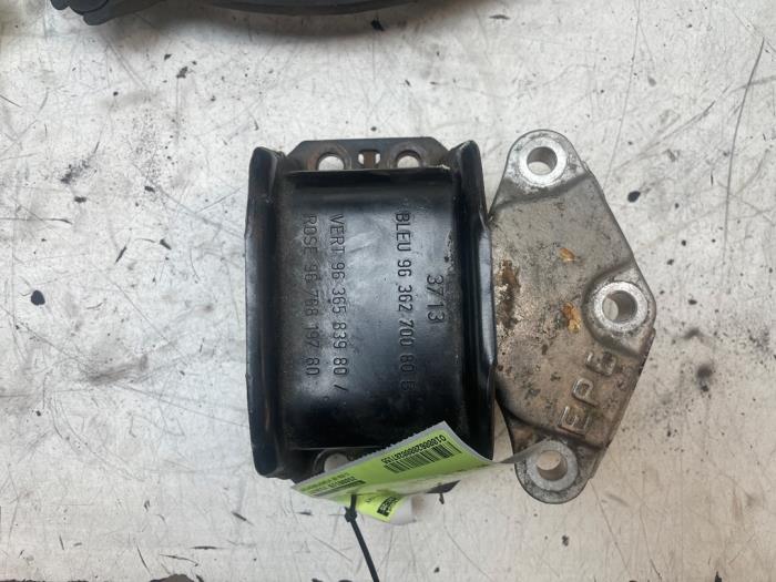 Gebruikte Motorrubber Peugeot 5008 I (0A/0E) 1.6 THP 16V Prijs € 25,00 Margeregeling aangeboden door Autodemontage van de Laar