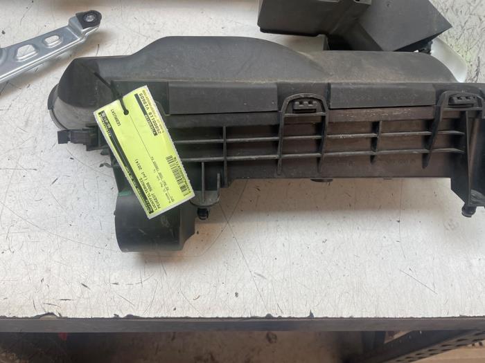 Gebruikte Luchtfilterhuis Peugeot 5008 I (0A/0E) 1.6 THP 16V Prijs € 25,00 Margeregeling aangeboden door Autodemontage van de Laar