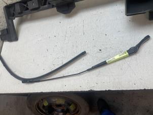 Gebruikte Ruitenwisserarm voor Peugeot 5008 I (0A/0E) 1.6 THP 16V Prijs € 20,00 Margeregeling aangeboden door Autodemontage van de Laar