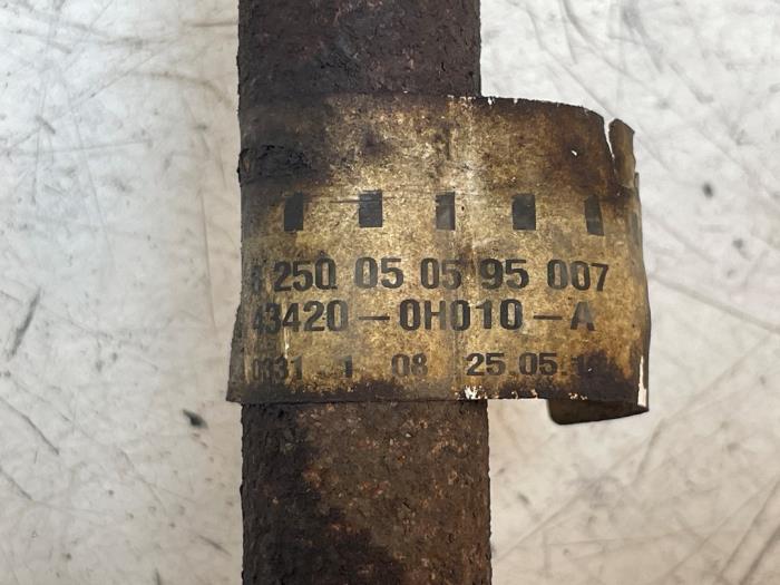 Gebruikte Aandrijfas links-voor Citroen C1 1.0 12V Prijs € 40,00 Margeregeling aangeboden door Autodemontage van de Laar