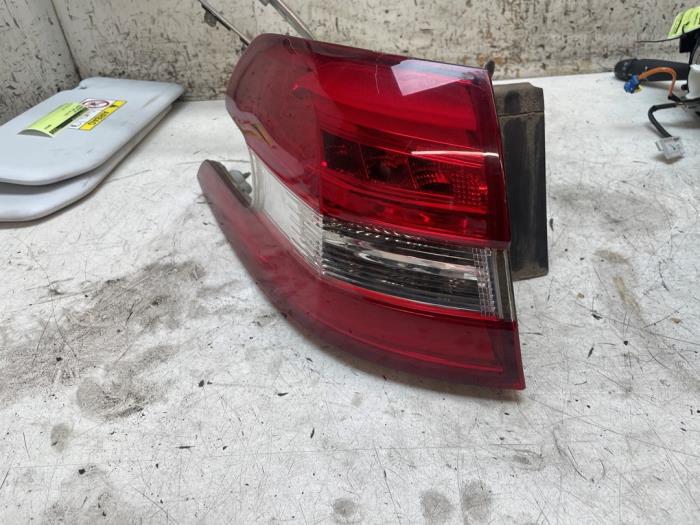 Achterlicht links van een Peugeot 308 SW (L4/L9/LC/LJ/LR) 1.2 12V e-THP PureTech 110 2017