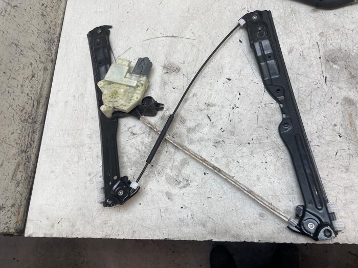 Ruitmechaniek 4Deurs links-voor van een Peugeot 308 SW (L4/L9/LC/LJ/LR) 1.2 12V e-THP PureTech 110 2017