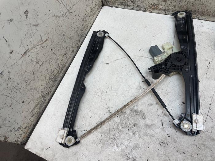 Ruitmechaniek 4Deurs links-voor van een Peugeot 308 SW (L4/L9/LC/LJ/LR) 1.2 12V e-THP PureTech 110 2017