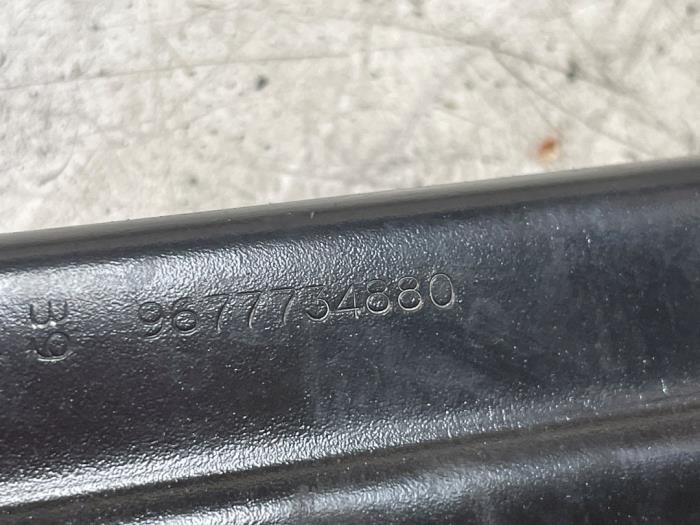 Ruitmechaniek 4Deurs links-voor van een Peugeot 308 SW (L4/L9/LC/LJ/LR) 1.2 12V e-THP PureTech 110 2017