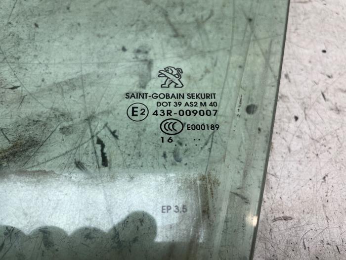 Portierruit 4Deurs links-voor van een Peugeot 308 SW (L4/L9/LC/LJ/LR) 1.2 12V e-THP PureTech 110 2017