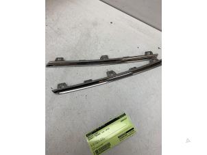 Gebruikte Grille Lijst Renault Megane IV Estate (RFBK) 1.5 Energy dCi 110 Prijs op aanvraag aangeboden door Autodemontage van de Laar