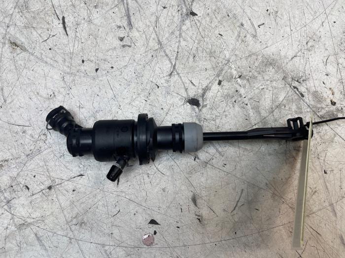 Gebruikte Koppeling Hoofd Cilinder Renault Kadjar (RFEH) 1.3 TCE 140 FAP 16V Prijs € 20,00 Margeregeling aangeboden door Autodemontage van de Laar