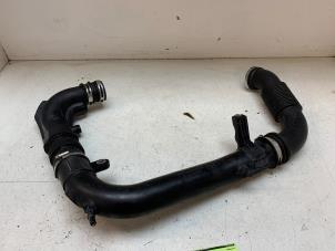 Gebruikte Intercooler Buis Ford C-Max (DXA) Prijs € 35,00 Margeregeling aangeboden door Autodemontage van de Laar