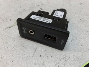 AUX/USB aansluitingen met artikelnummer 5G0035222 voorraad