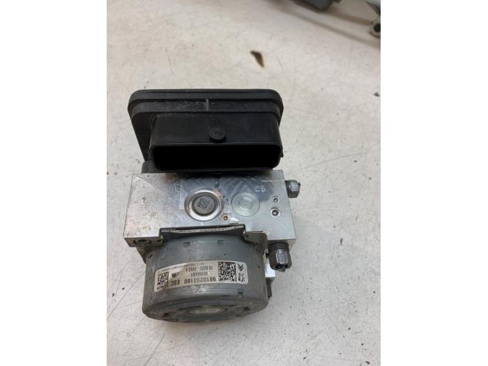 ABS Pomp van een Peugeot 208 I (CA/CC/CK/CL) 1.6 HDi 115 16V 2013