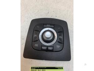 Gebruikte Regelunit Multi Media Renault Scénic III (JZ) 1.2 16V TCe 130 Prijs € 50,00 Margeregeling aangeboden door Autodemontage van de Laar