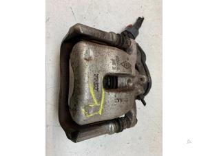 Gebruikte Remklauw (Tang) rechts-achter Renault Scénic III (JZ) 1.2 16V TCe 130 Prijs € 50,00 Margeregeling aangeboden door Autodemontage van de Laar