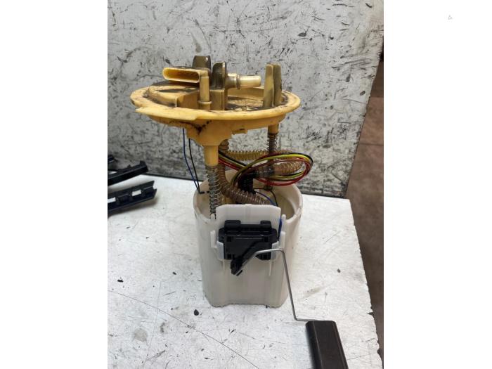 Gebruikte Tank element Pomp Mercedes A (W176) 1.8 A-180 CDI 16V Autom. Prijs € 85,00 Margeregeling aangeboden door Autodemontage van de Laar