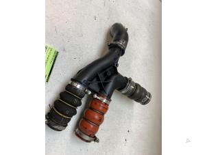 Gebruikte Intercooler Buis Peugeot 208 I (CA/CC/CK/CL) 1.6 HDi 115 16V Prijs op aanvraag aangeboden door Autodemontage van de Laar