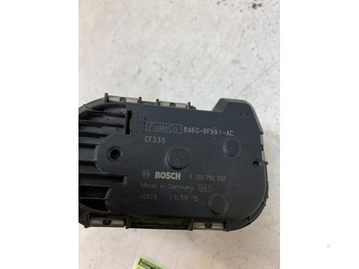 Gasklephuis van een Ford Fiesta 6 (JA8) 1.25 16V 2011