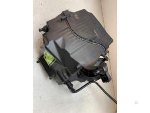 Gebruikte Luchtfilterhuis Ford Focus 3 Wagon 1.6 Ti-VCT 16V 125 Prijs op aanvraag aangeboden door Autodemontage van de Laar