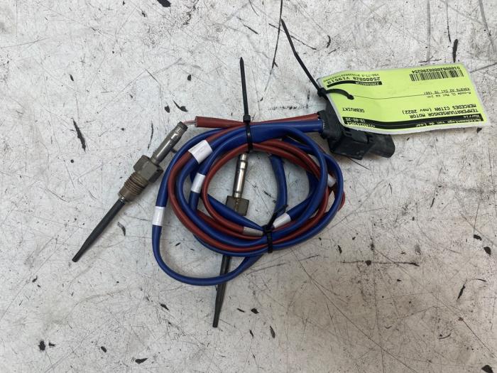 Gebruikte Temperatuursensor Motor Mercedes Citan (420.6) 1.5 110 CDI Prijs op aanvraag aangeboden door Autodemontage van de Laar