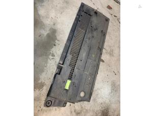 Gebruikte Beschermplaat bodem Renault Clio V (RJAB) 1.0 TCe 90 12V Prijs € 70,00 Margeregeling aangeboden door Autodemontage van de Laar