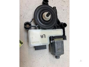 Gebruikte Motor electrisch raam Volkswagen Polo VI (AW1) 1.0 TSI 12V Prijs € 50,00 Margeregeling aangeboden door Autodemontage van de Laar