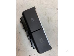 Gebruikte Schakelaar handrem Volkswagen Golf VIII (CD1) 1.0 TSI 12V Prijs € 25,00 Margeregeling aangeboden door Autodemontage van de Laar