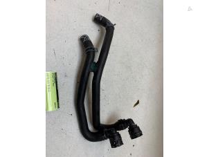 Gebruikte Radiateurslang Volkswagen Golf VIII (CD1) 1.0 TSI 12V Prijs € 25,00 Margeregeling aangeboden door Autodemontage van de Laar
